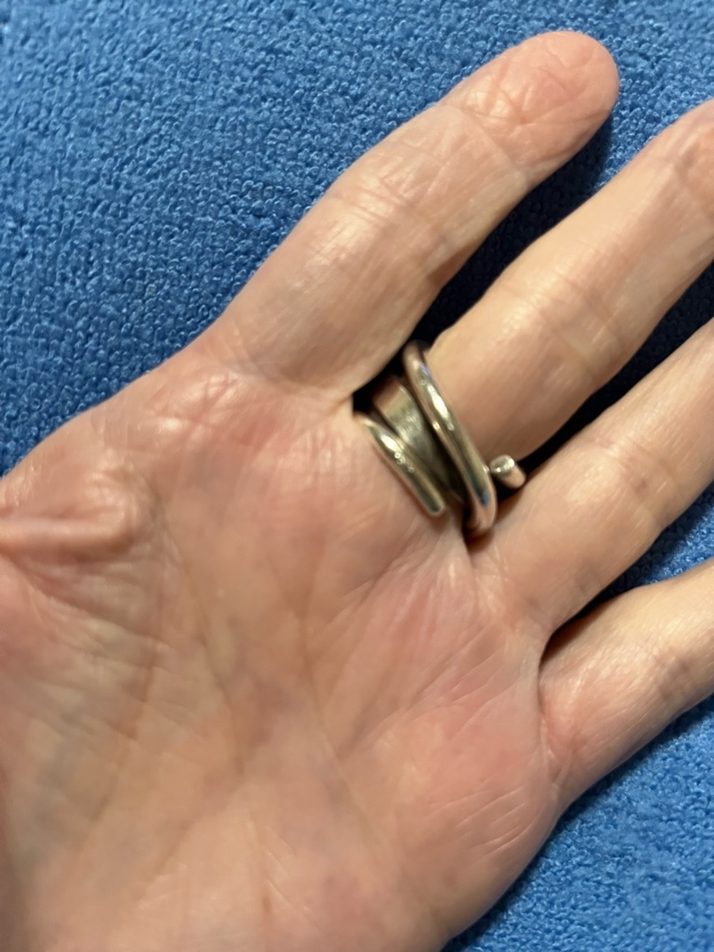 Lilly Barrack Sterling .925 Freshwater Pearl Ring
Unique split shank band - Picture 4 of 10